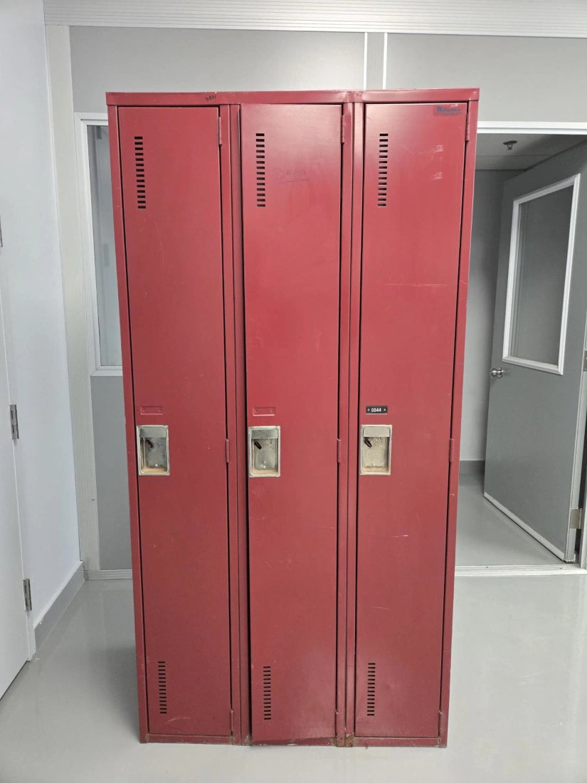 Vestiaire unité 3 portes usagée, série Concorde - une porte de haut, avec une tablette, 3 crochets et une base - dimensions 36x18x72H dans la couleur rouge, en stock chez Pedlex et prêt à ramasser