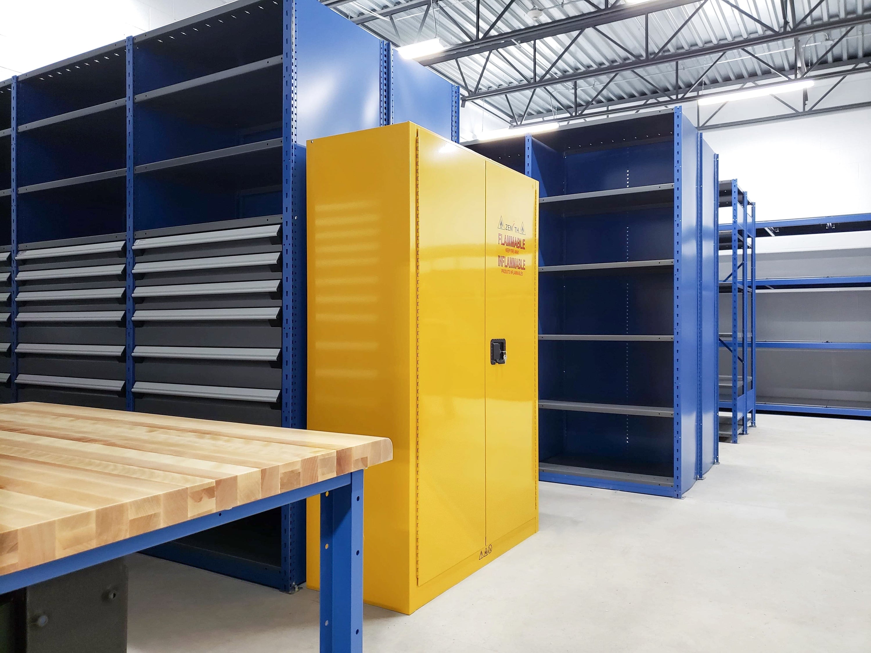 liquidations Boutique en ligne équipements industriels produits de manutention et d'entreposage Pedlex Montréal coffres à outils étagères industrielles équipements industriels rangement manutention postes de travail robustes industriels fabriqués au Québec en stock vente