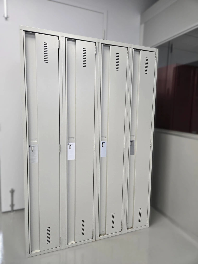 Vestiaire unité 4 portes usagée, série Concorde - une porte de haut, avec une tablette, 3 crochets et une base - dimensions 48x18x72H dans la couleur Gris pâle 9389, en stock chez Pedlex et prêt à ramasser